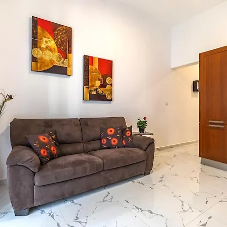 Steps Away From Sea グジラ