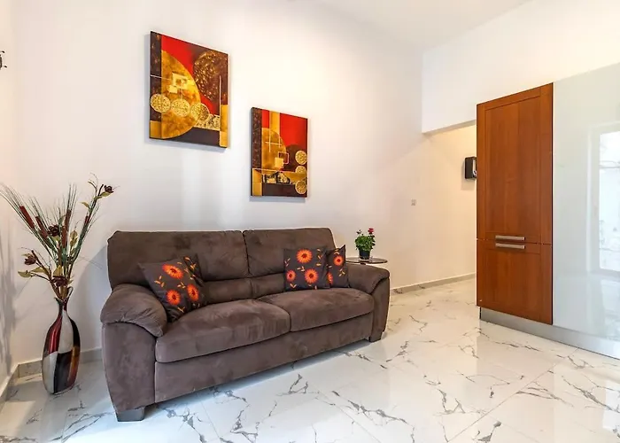 Steps Away From Sea グジラ